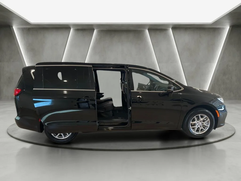 2026 Chrysler Pacifica Select - Photo 17