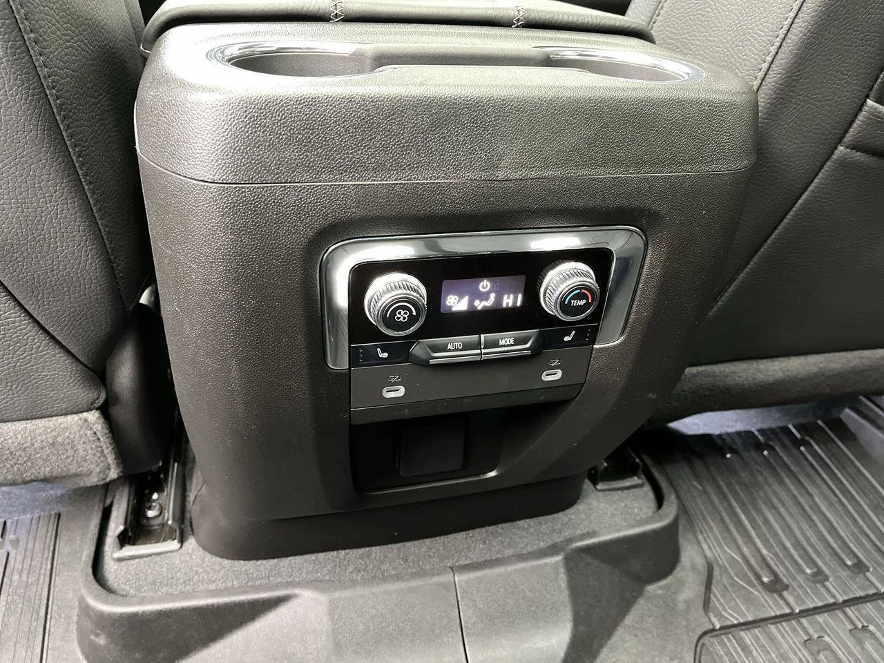 2023 GMC Yukon Denali - Photo 11