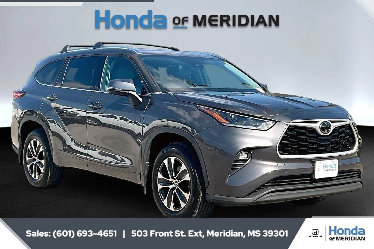 Used 2021 Magnetic Gray Metallic Toyota XLE image 1