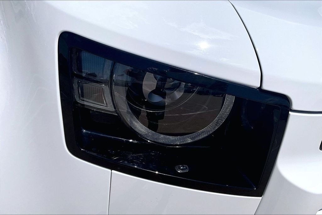 Used 2025 Fuji White Land Rover X-Dynamic SE image 30