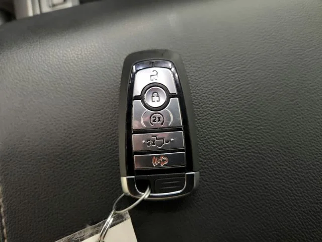Used 2024  Ford Lariat image 31