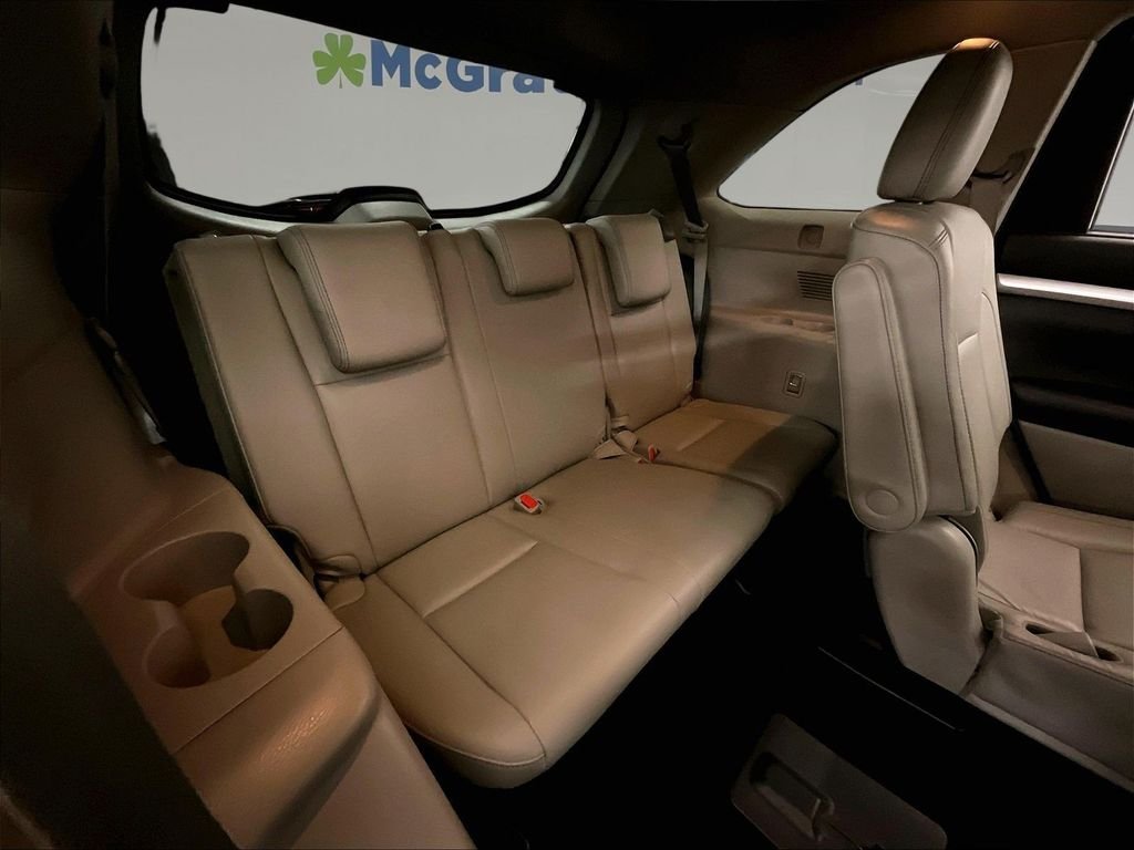 Used 2018 Silver Toyota XLE image 32
