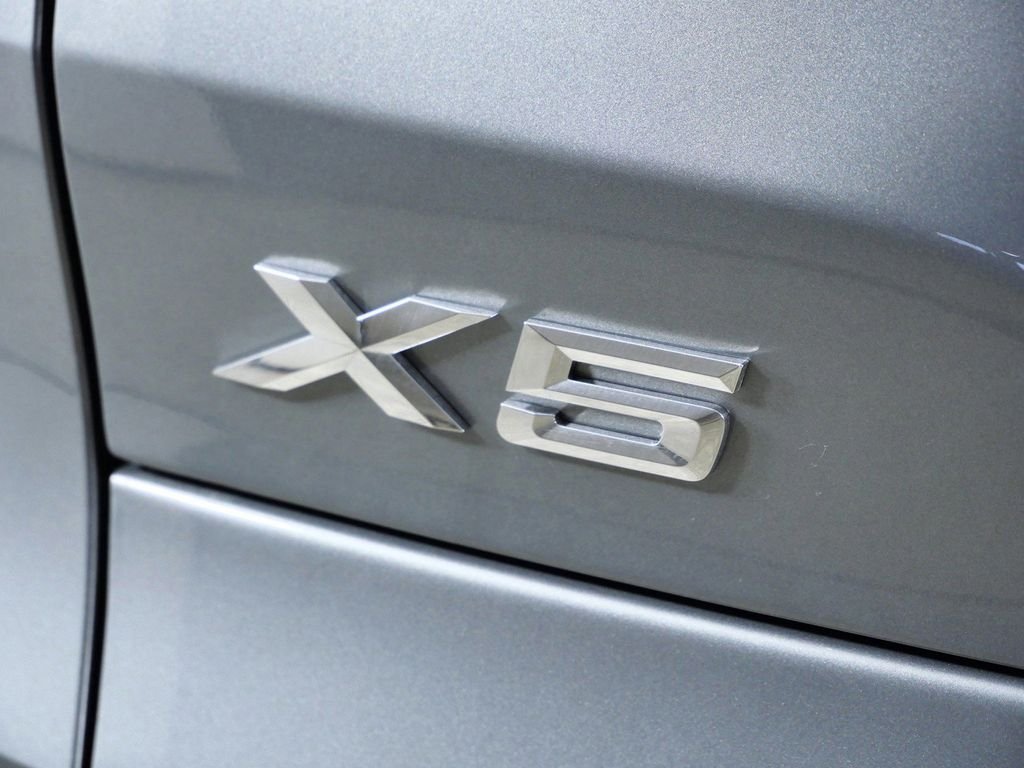 Used 2026 Skyscraper Grey Metallic BMW xDrive40i image 14