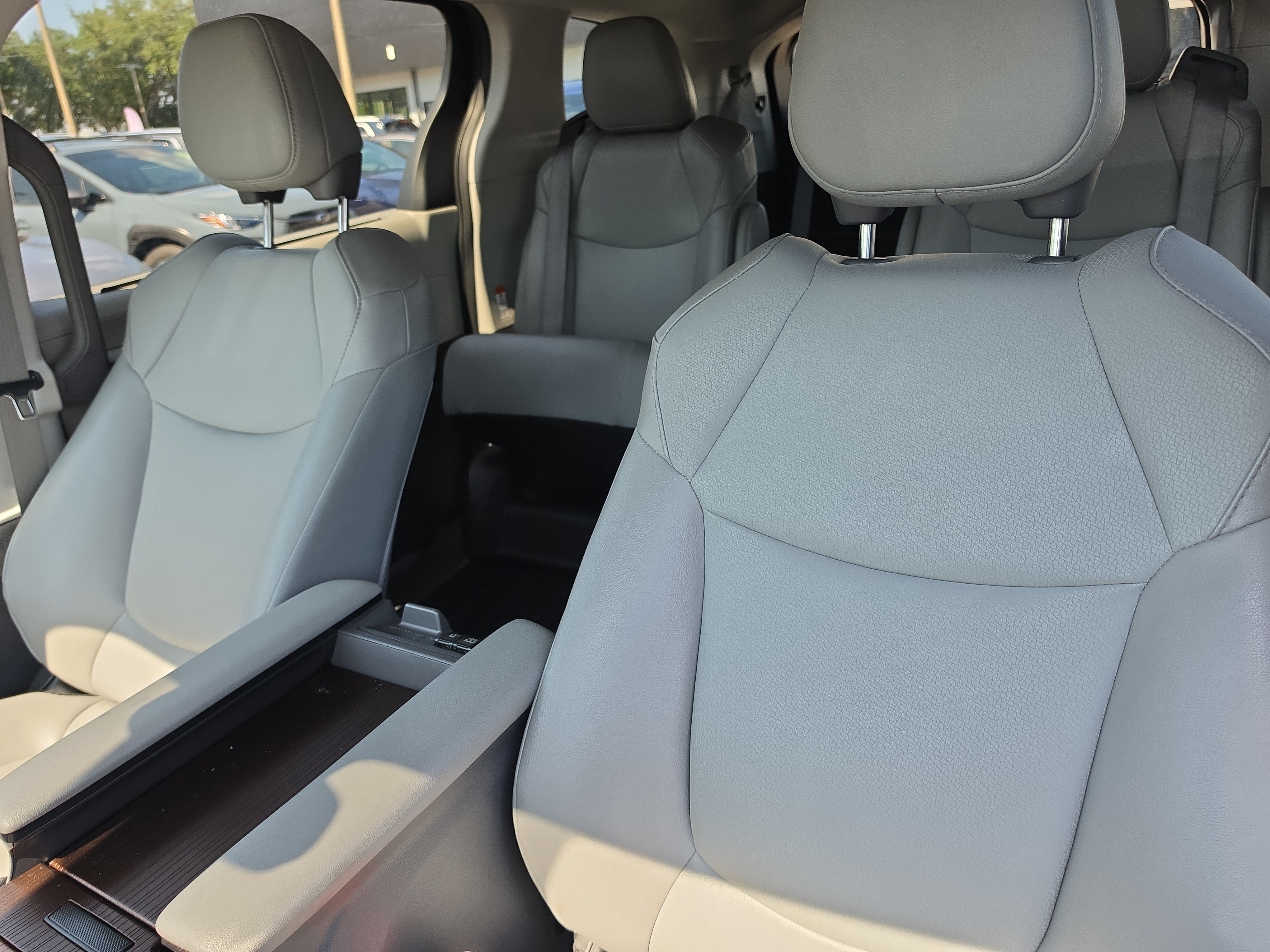 Used 2022 Sunset Bronze Mica Toyota XLE image 22