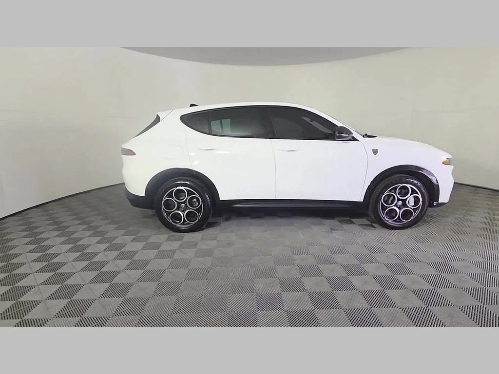 Used 2025 Milano White Alfa Romeo Base image 37