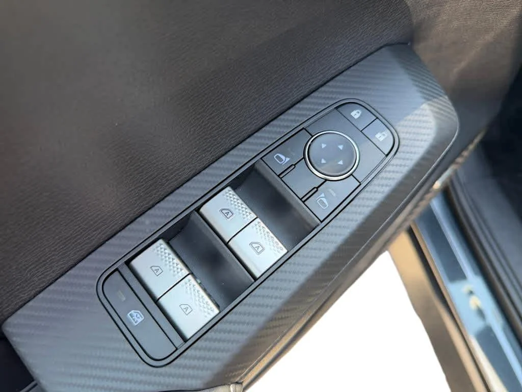 New 2026 Graphite Gray Mitsubishi LE image 13