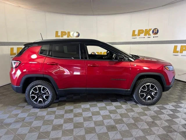 New 2026 Red Hot Pearl-Coat Exterior Paint Jeep Trailhawk image 2