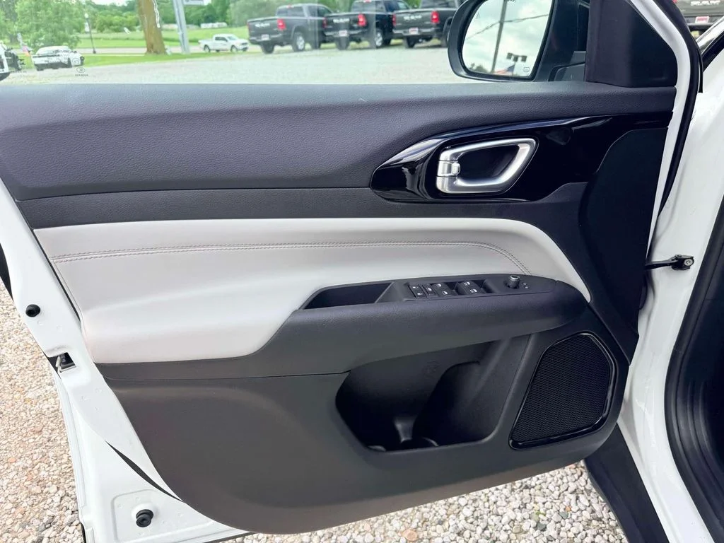Used 2025 White Jeep Limited image 13