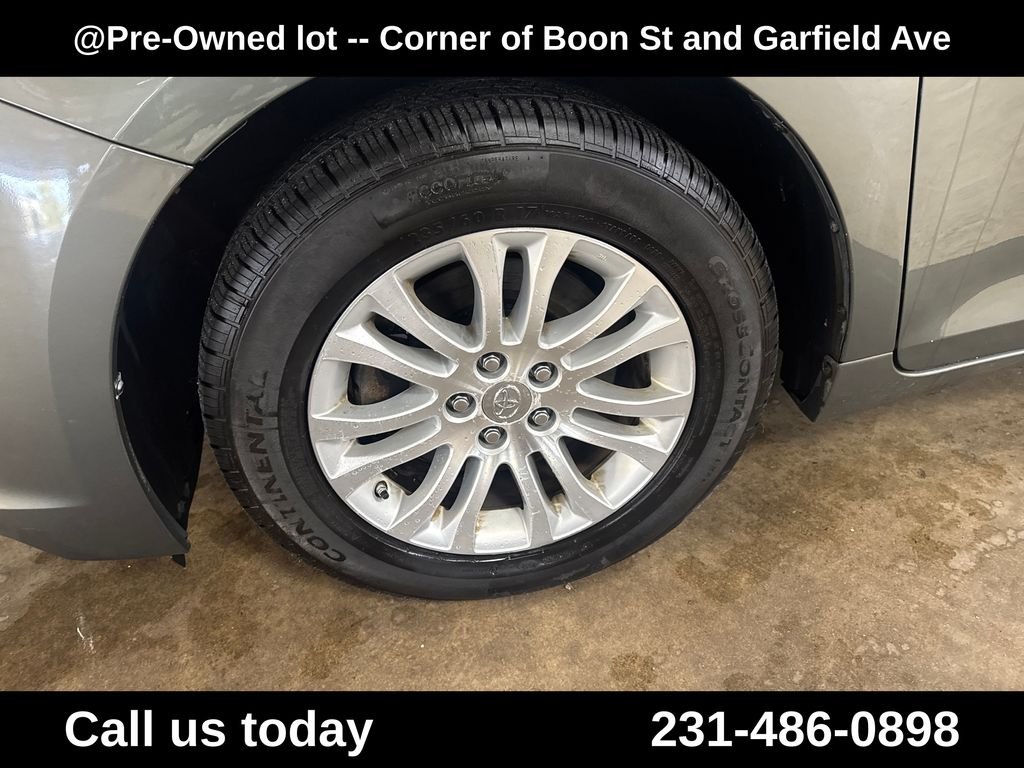 Used 2013 Green Toyota XLE image 11