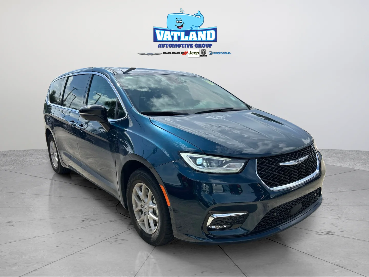 Used 2025 Blue Pearl Chrysler Select image 22