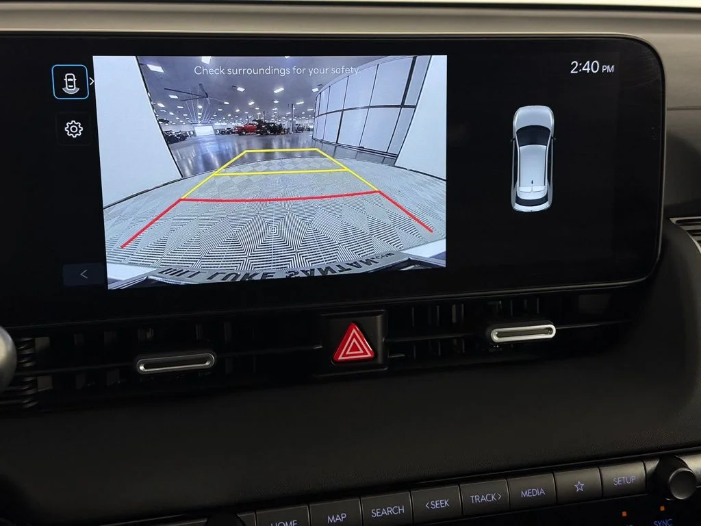 Used 2025 White Hyundai SEL image 19