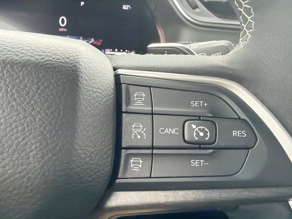 Used 2023  Jeep Limited image 26