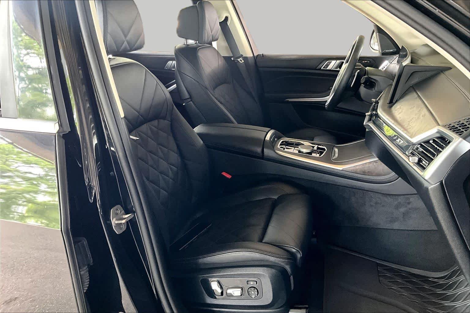 Used 2025 Black Sapphire Metallic BMW xDrive40i image 8