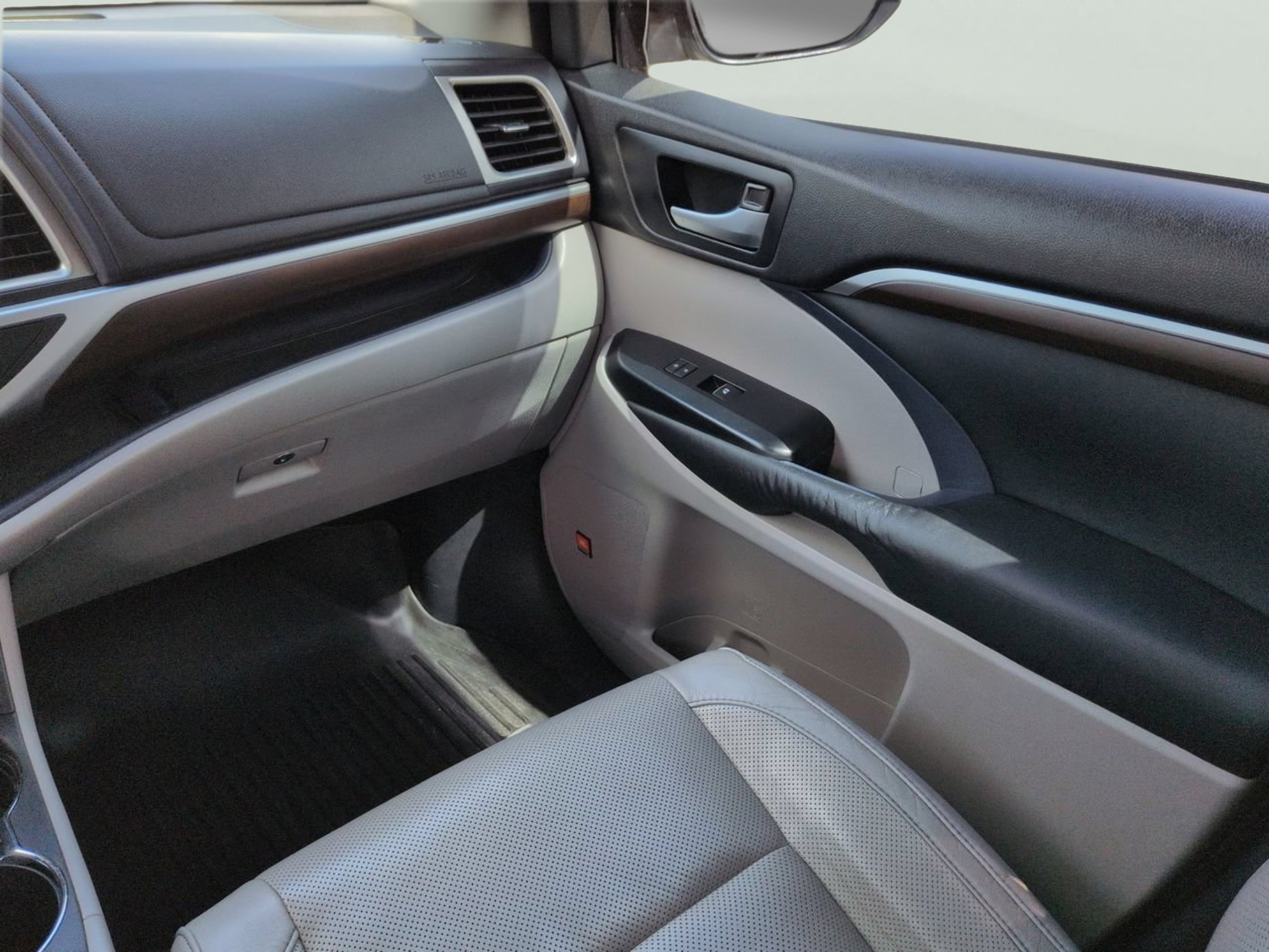 Used 2015 Silver Sky Metallic Toyota Limited image 14
