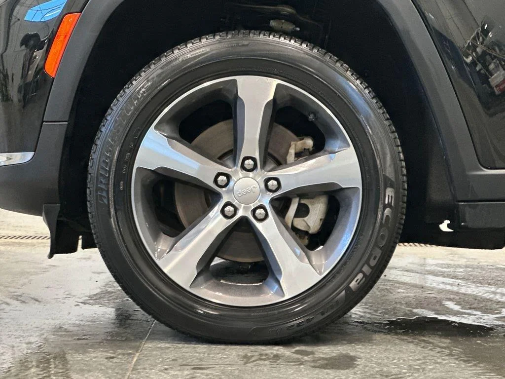 Used 2023 Diamond Black Crystal Pearlcoat Jeep Limited image 9