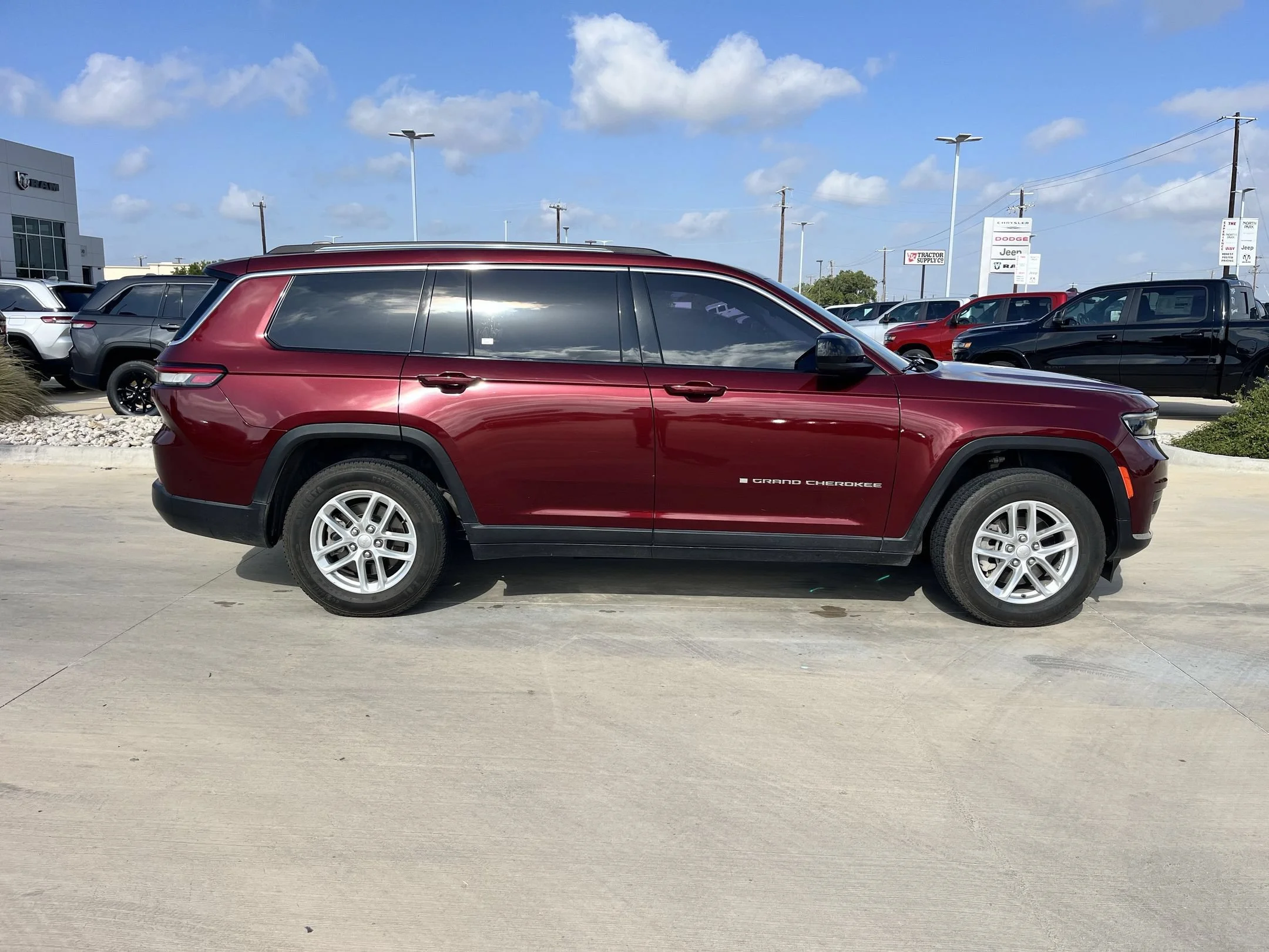 Used 2022 Red Jeep Laredo image 2