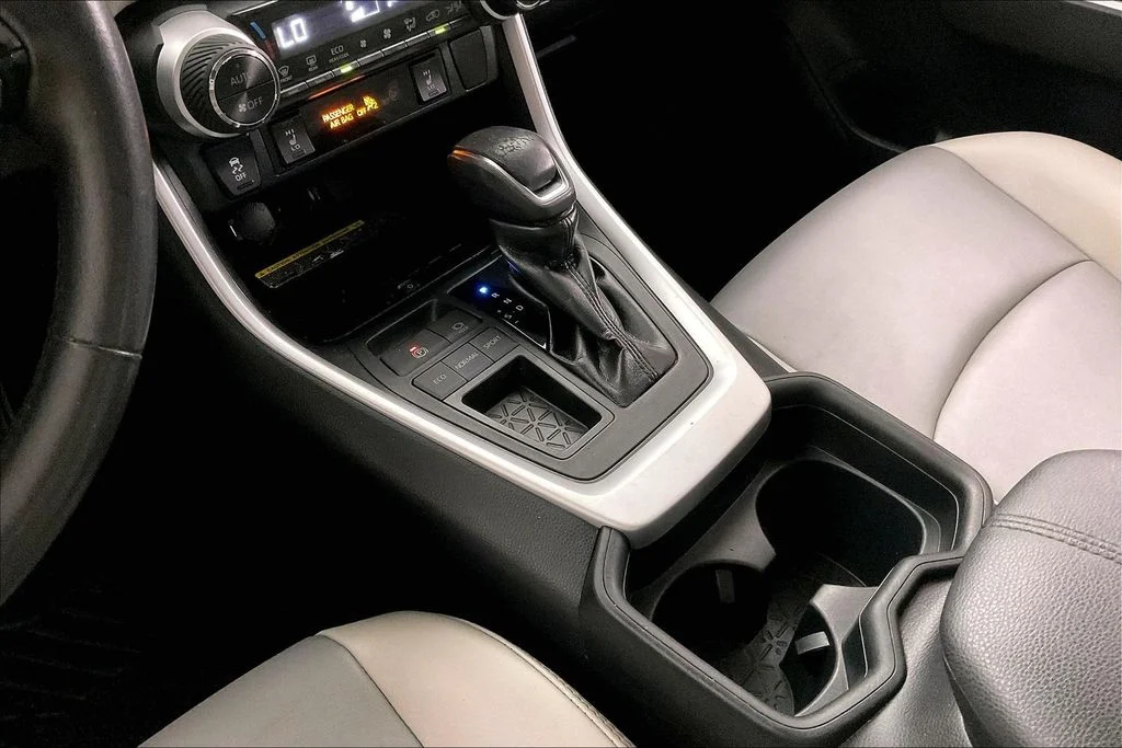 Used 2019 Silver Toyota XLE Premium image 19