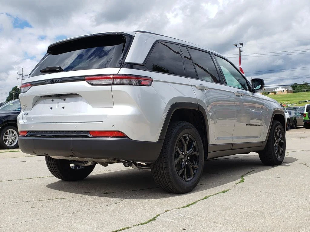 New 2025 Silver Zynith Exterior Paint Jeep  image 3