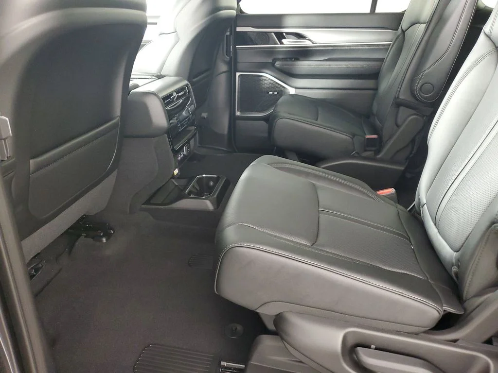 New 2026 Baltic-Gray Metallic Clear-Coat Exterior Paint Jeep Limited Altitude image 12