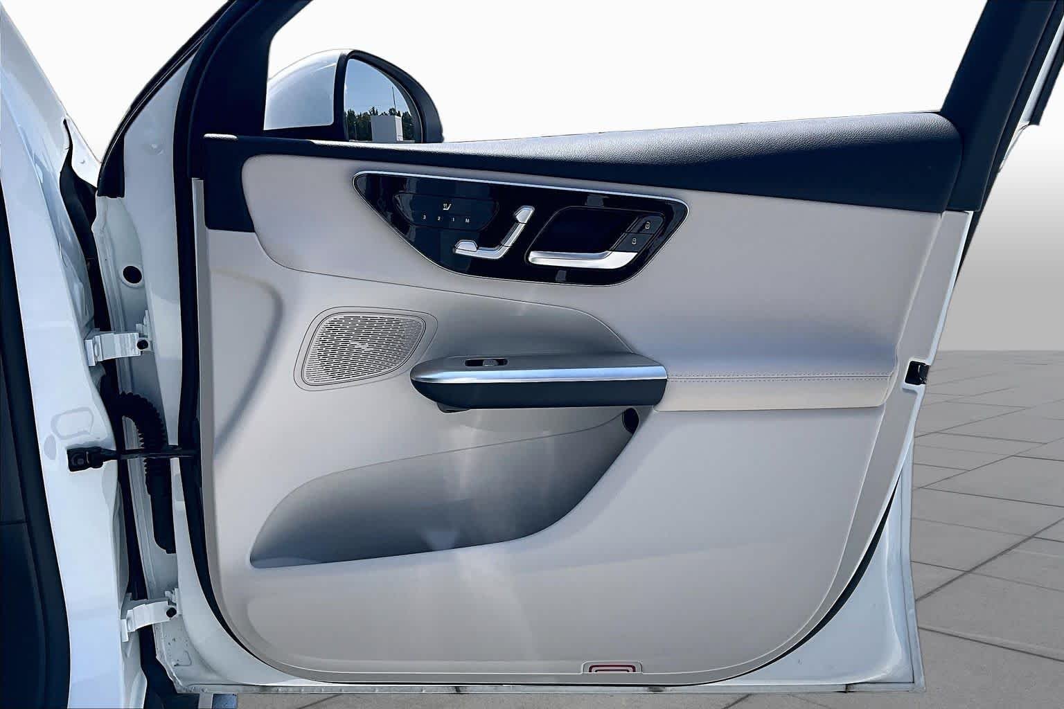 Used 2025 Polar White Mercedes-Benz GLC 300 image 45