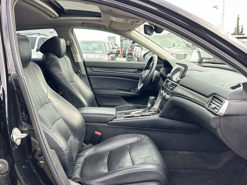 Used 2018  Honda Sedan 1.5T Touring CVT One Owner   No Reported Acc image 32