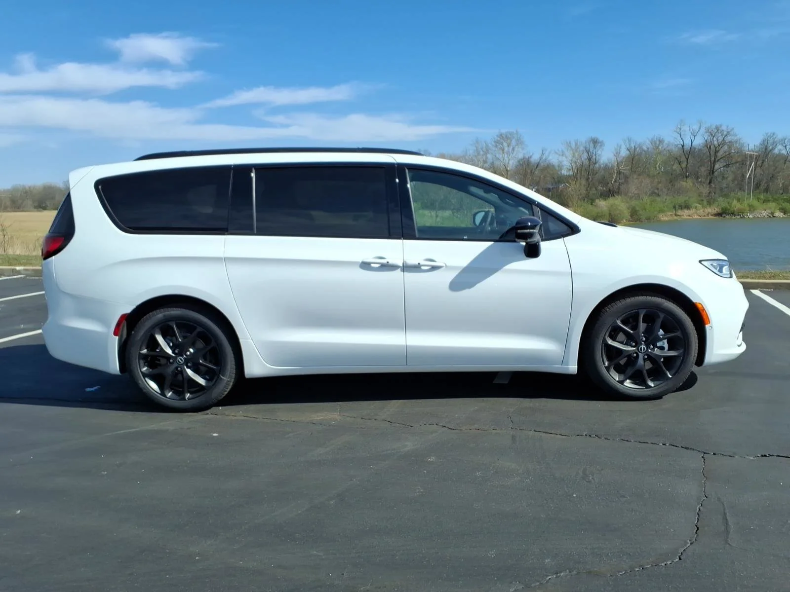 New 2026 Bright White Clear-Coat Exterior Paint Chrysler Select image 21