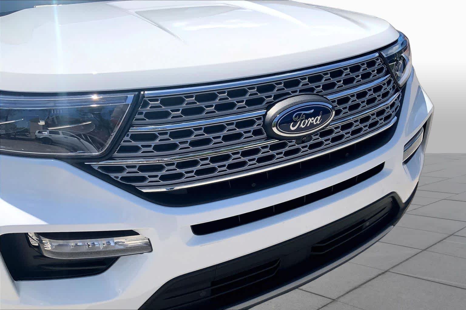 Used 2022 Star White Metallic Tri-Coat Ford Limited image 30