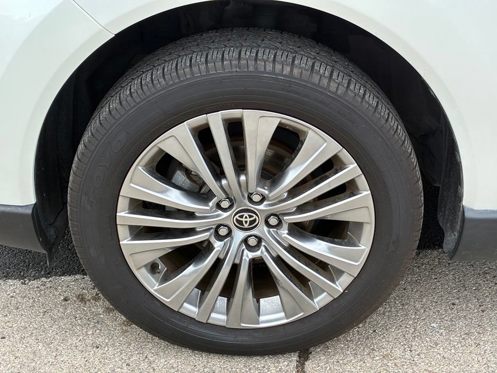 Used 2022 White Toyota XLE image 14