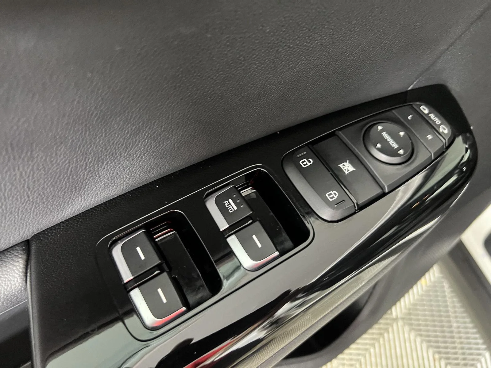 Used 2021 Snow White Pearl Kia EX image 13