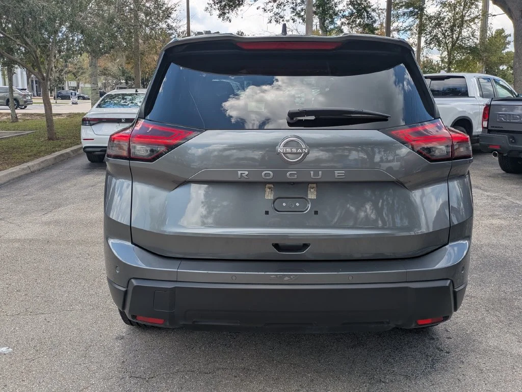 Used 2025 Gun Metallic Nissan SV image 5