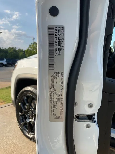 New 2026 Bright White Clearcoat Jeep Latitude image 25