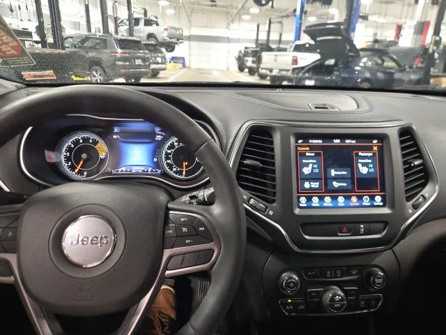 Used 2022 Red Jeep Latitude Lux image 17
