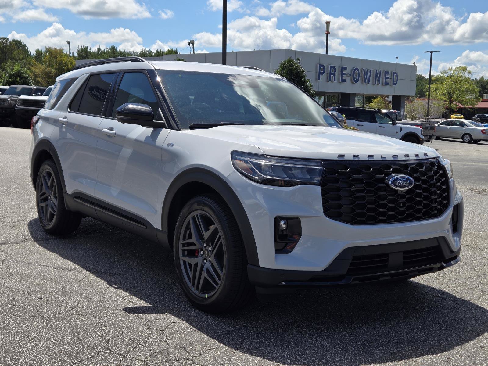 New 2026 Space White Metallic FORD ST-Line image 6