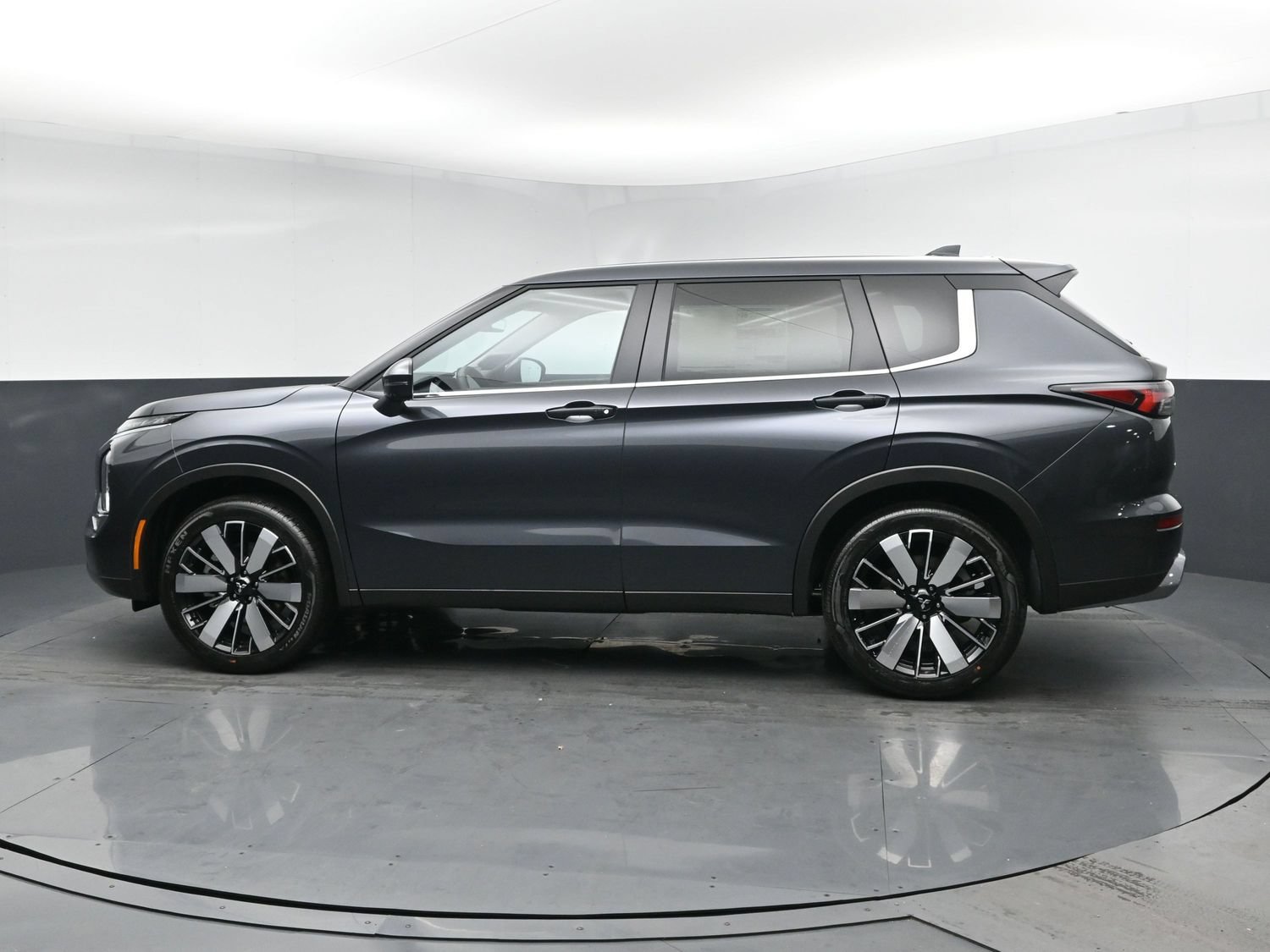 New 2026 Graphite Gray Mitsubishi SE 1.5T 2WD image 4