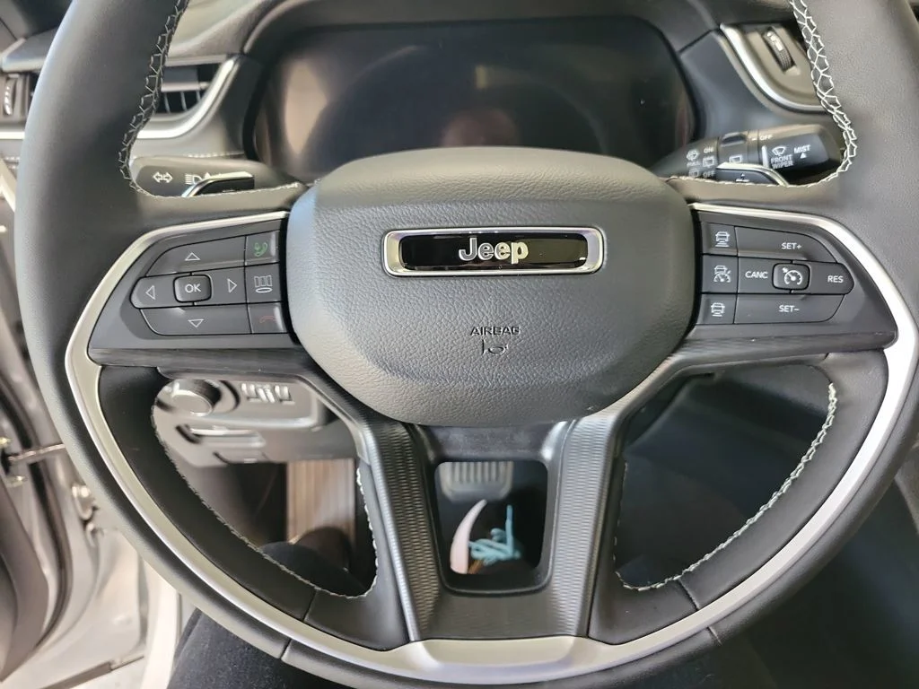 New 2026 Silver Zynith Exterior Paint Jeep Laredo X image 15