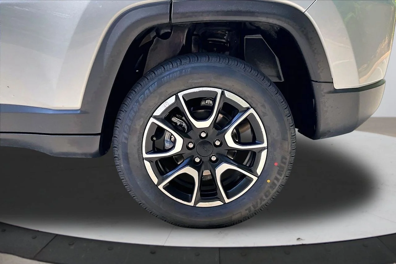 Used 2024 Silver Jeep Trailhawk image 31