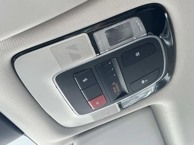 Used 2024 White Hyundai SEL image 32