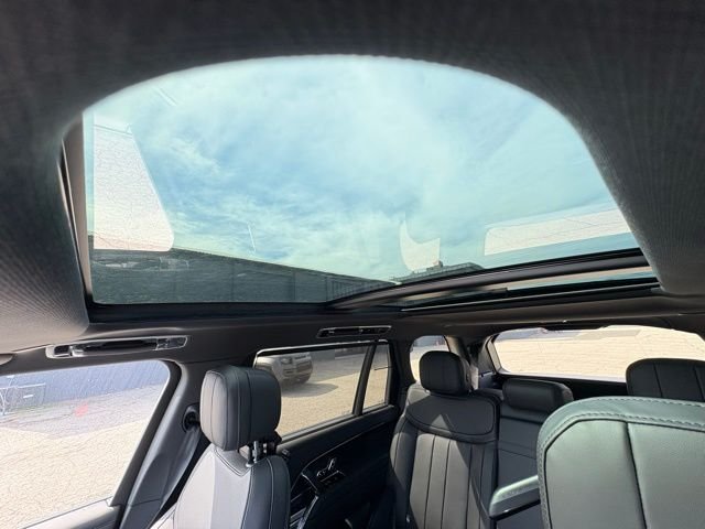 New 2026 Eiger Grey Land Rover SE image 31