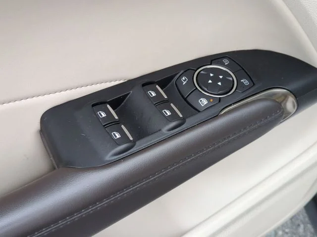Used 2019 White Lincoln Select image 13