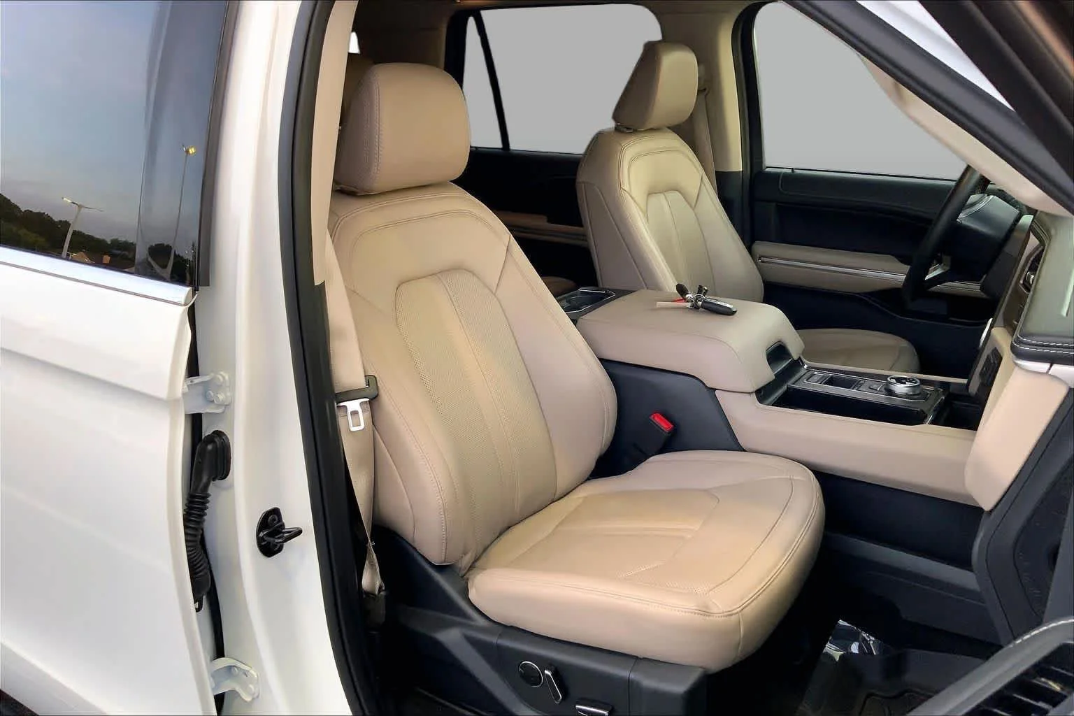 Used 2023 Star White Metallic Tri-Coat Ford Limited image 9