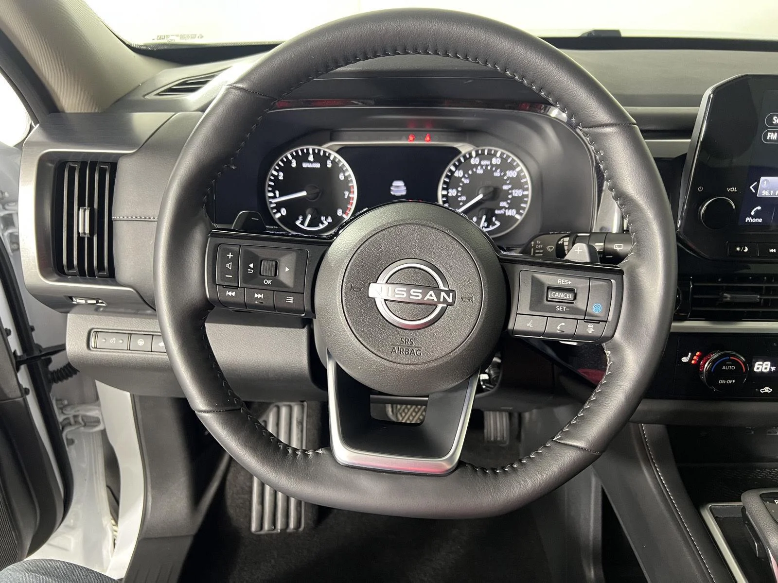 Used 2025 Everest White Pearl Tricoat Nissan SL image 17