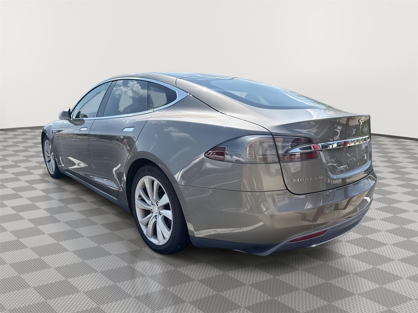 Used 2016 Titanium Metallic Tesla 90D image 10