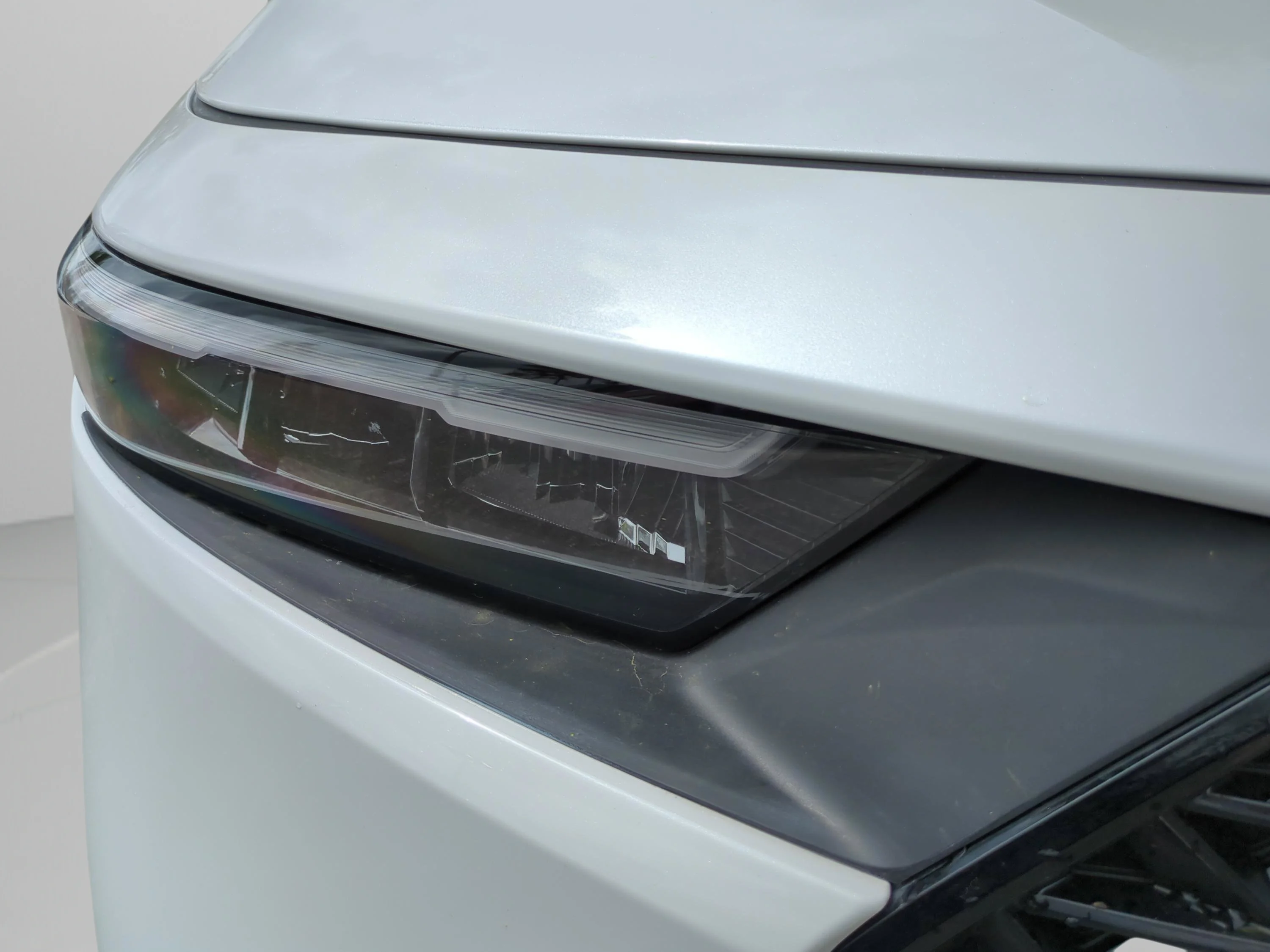 Used 2025 White Honda SE image 9