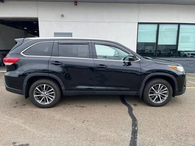 Used 2019 Midnight Black Metallic Toyota XLE image 2