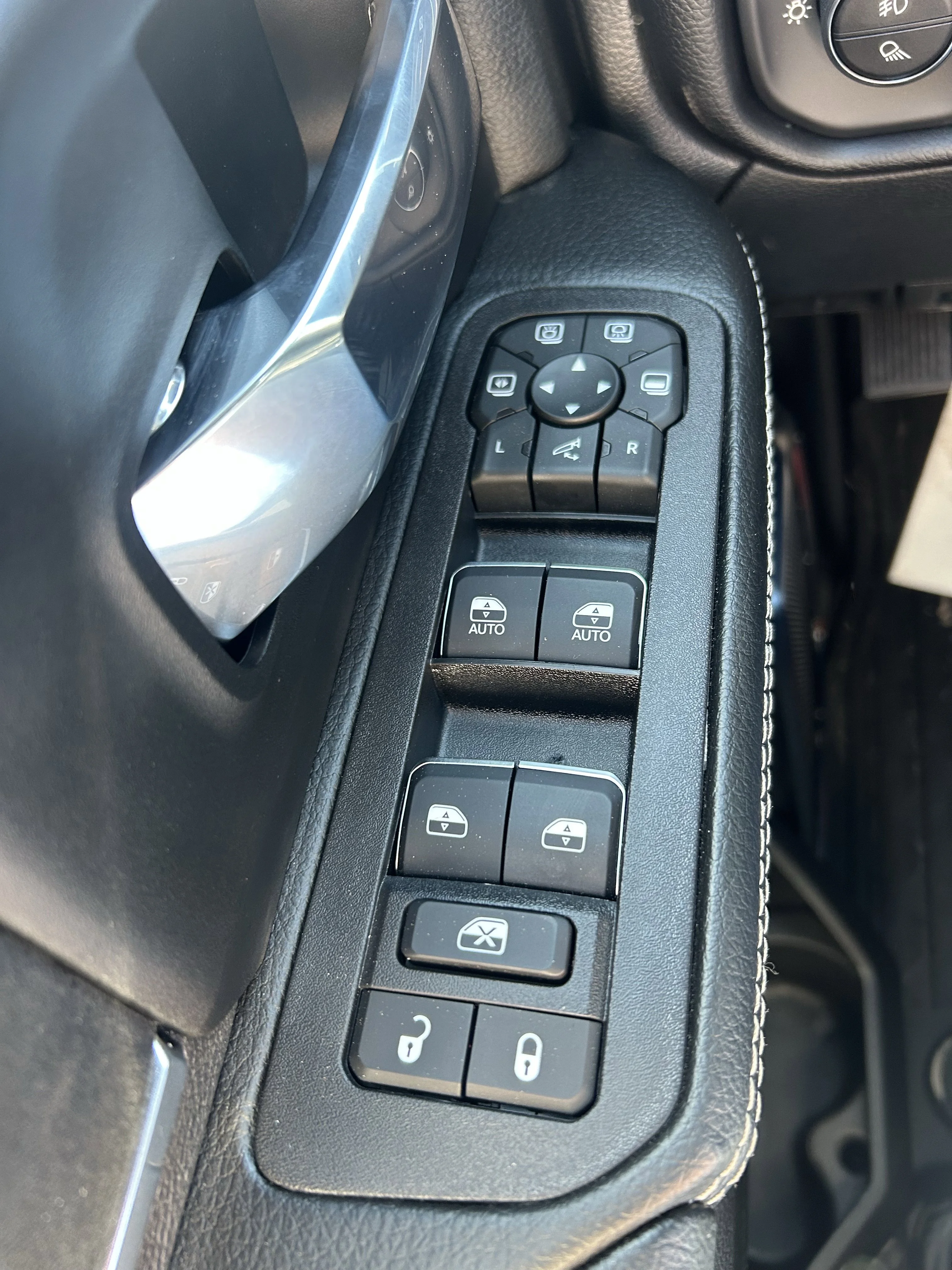 2026 RAM 3500 Laramie - Photo 9