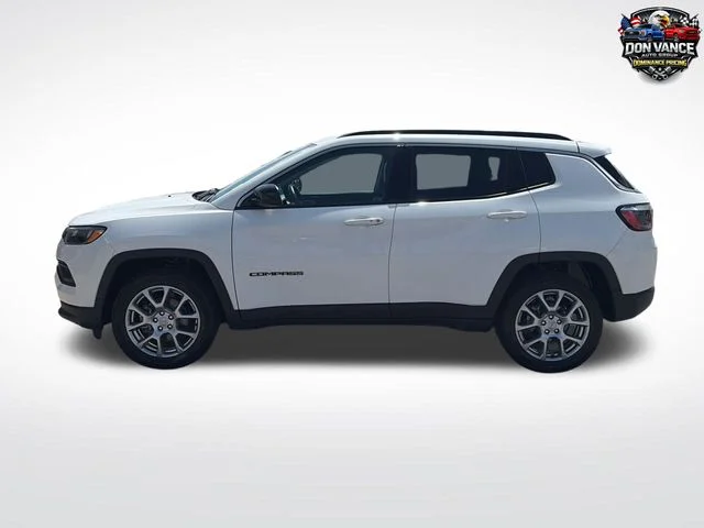 Used 2022 White Jeep Latitude Lux image 3
