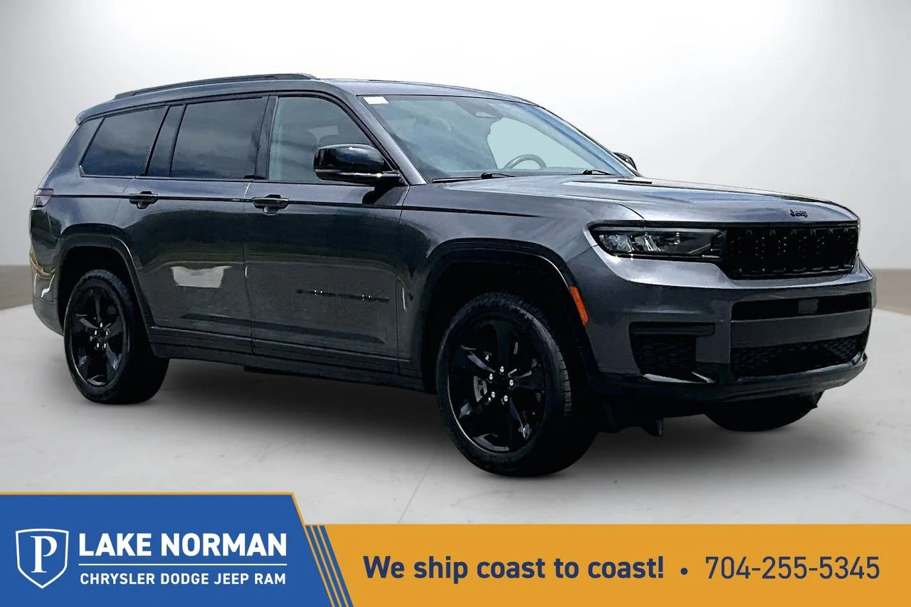Used 2023 Gray Jeep Altitude image 1