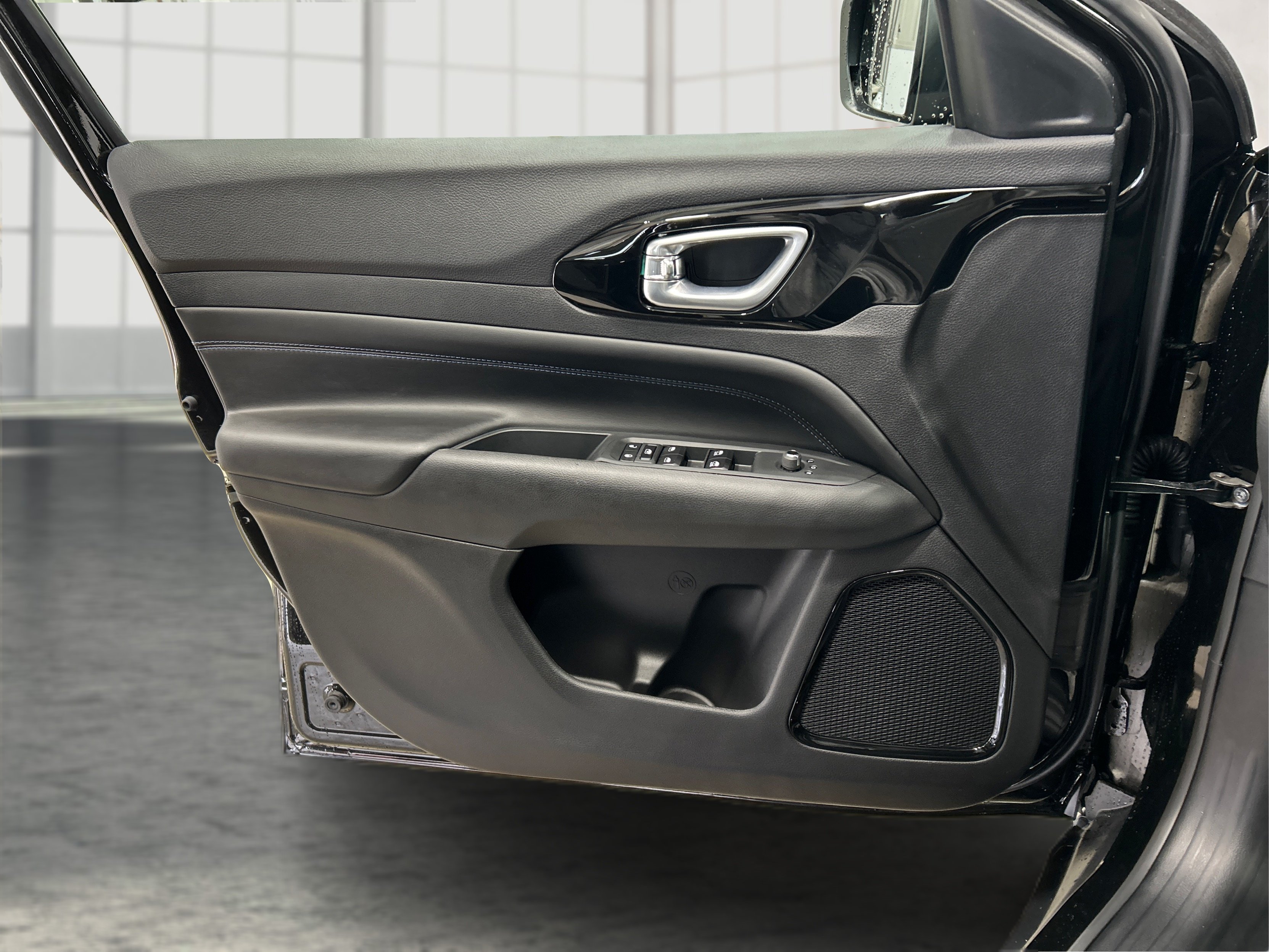 New 2026 Diamond Black Crystal Pearl-Coat Exterior Paint Jeep Latitude image 18