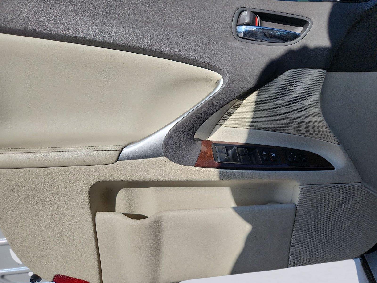 2010 Lexus IS 250 photo 18 of 28