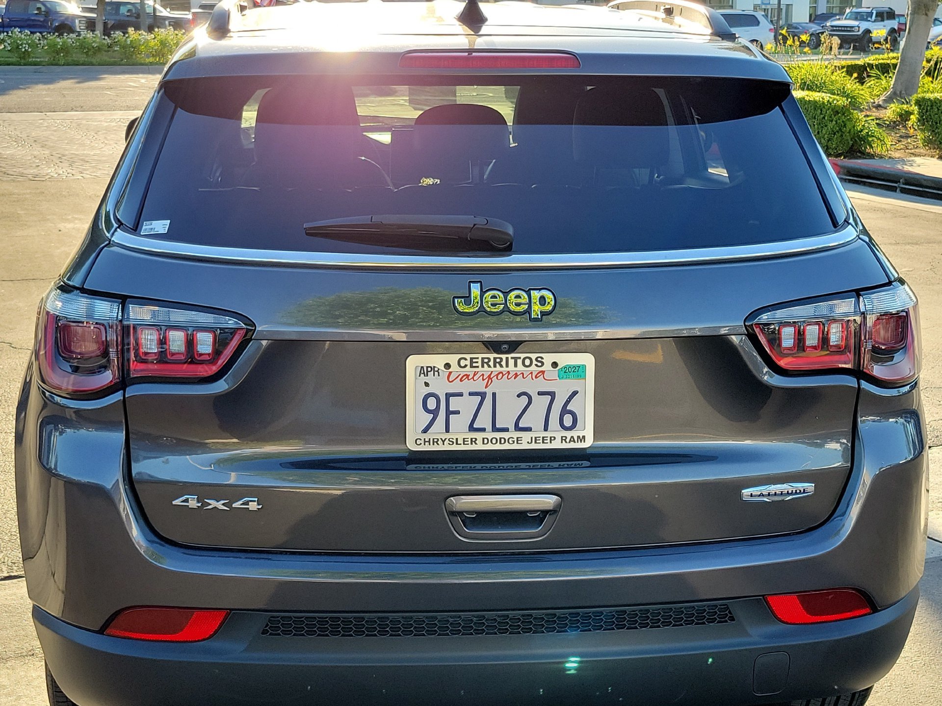 Certified Used 2022 Gray Jeep Latitude image 3